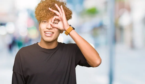 Ung Vacker Man Med Afro Hår Iklädd Svart Shirt Gör — Stockfoto
