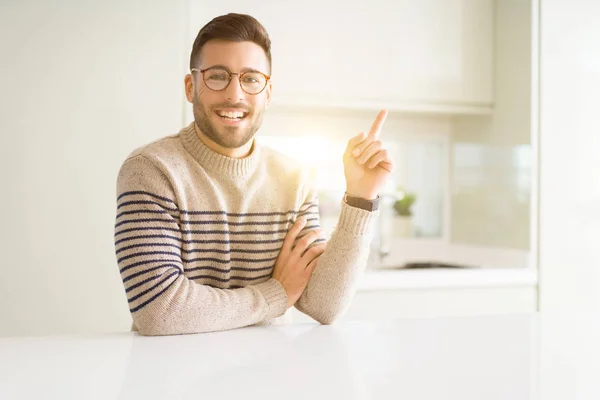 Joven Hombre Guapo Con Gafas Casa Muy Feliz Señalando Con —  Fotos de Stock