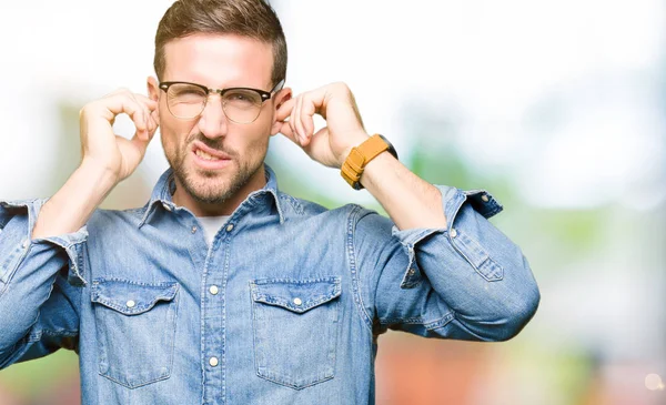 Pohledný Muž Nosí Brýle Pokrývající Uši Prsty Otrávený Výraz Pro — Stock fotografie