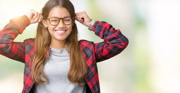 Ung Vacker Brunett Kvinna Bär Jacka Och Glasögon Över Isolerade — Stockfoto