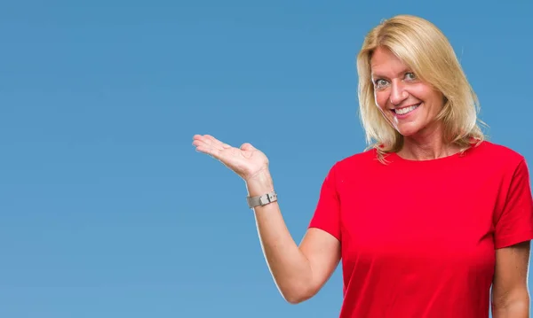 Medelålders Blond Kvinna Över Isolerade Bakgrund Leende Glada Presentera Och — Stockfoto