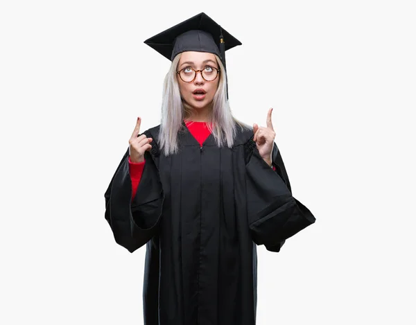Mujer Rubia Joven Con Uniforme Graduado Sobre Fondo Aislado Asombrado — Foto de Stock