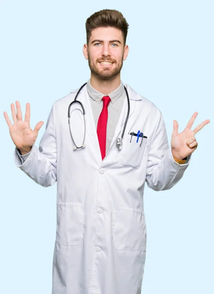 Молодий Красивий Лікар Чоловік Медичному Пальто Показує Вказує Пальцями Номер — стокове фото