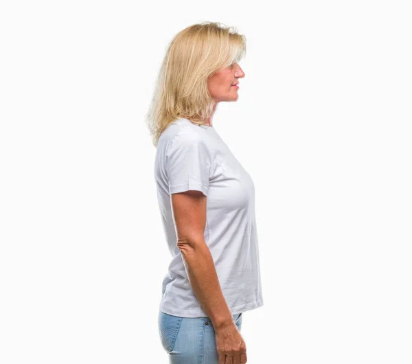 Wiek Średni Blond Kobieta Białym Tle Patrząc Bok Zrelaksować Się — Zdjęcie stockowe