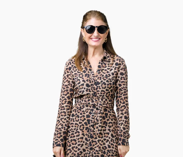 Средневековая Богатая Женщина Солнечных Очках Леопардовом Платье Изолированном Фоне Счастливой — стоковое фото
