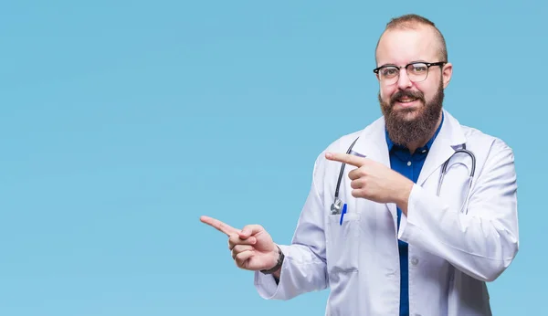 Jovem Homem Médico Caucasiano Vestindo Casaco Branco Médico Sobre Fundo — Fotografia de Stock