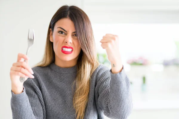 Junge Schöne Frau Mit Silberner Gabel Hause Genervt Und Frustriert — Stockfoto