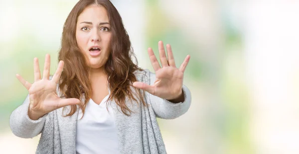 Mooie Grootte Jonge Vrouw Winter Jas Dragen Geïsoleerd Achtergrond Bang — Stockfoto