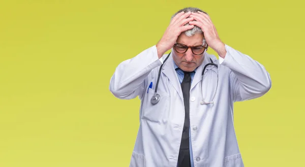 Gutaussehender Oberarzt Mit Isoliertem Hintergrund Der Unter Kopfschmerzen Leidet Verzweifelt — Stockfoto