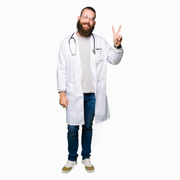 Young Blond Doctor Man Beard Wearing Medical Coat Smiling Happy — Stock Photo, Image