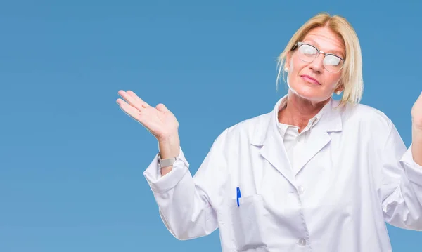 Middelbare Leeftijd Blonde Therapeut Vrouw Dragen Witte Vacht Geïsoleerde Achtergrond — Stockfoto