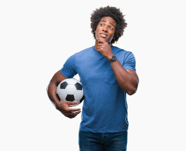 Hombre Afroamericano Sosteniendo Pelota Fútbol Sobre Fondo Aislado Cara Seria —  Fotos de Stock