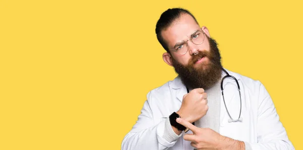 Jeune Homme Blond Médecin Barbe Vêtu Manteau Médical Pressé Regarder — Photo