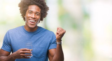 Duygu tezahürat Afro Amerikalı adam gurur çığlık ve zafer ve başarı çok heyecanlı, kutluyor izole arka plan üzerinde bardak su içme