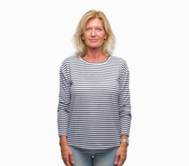 Orta yaş sarışın kadın yüzünde ciddi bir ifade ile izole arka plan yüzünden. Basit ve doğal kameraya bakıyor.