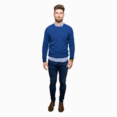 Genç yakışıklı bussines adam komik surat ile yanakları şişirme. Ağız ile hava, deli ifade şişirilmiş.