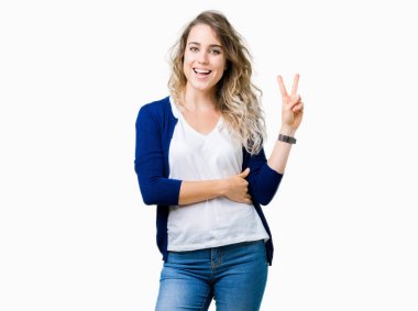 Güzel sarışın genç kadın mutlu yüz zafer işareti yaparken kameraya göz kırpıyor ile gülümseyen izole arka plan üzerinde. İki numaralı.