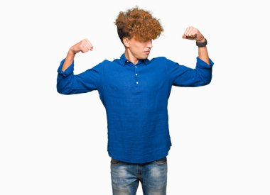 Kol kasları gururlu gülümseyen gösterilen afro saçlı Genç yakışıklı zarif adam. Fitness kavramı.