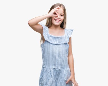 Genç güzel kız gülümsüyor, parmakları ile mutlu yüz üzerinden seyir göz el ile ok jest yapıyor izole arka plan üzerinde.