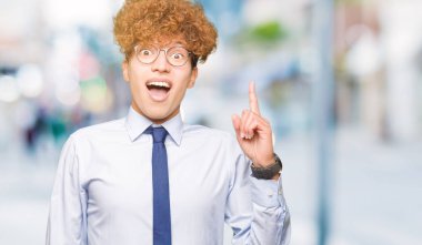 Genç yakışıklı iş adamı ile başarılı fikirle parmağı yukarıyı gözlüklü afro. Çıktıktan ve mutlu. Bir numara.