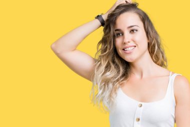 Güzel genç sarışın kadın hareketi el ile kendine güvenen dokunaklı saç gülümseyerek, çekici poz izole arka plan üzerinde