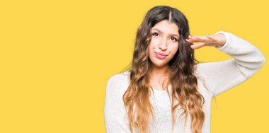 Beyaz kazak ile büyük ve büyük boy işaret, ölçü birimi sembol gösteren el eller giyen genç güzel kadın. Kameraya bakarak gülümsüyordu. Ölçüm kavramı.