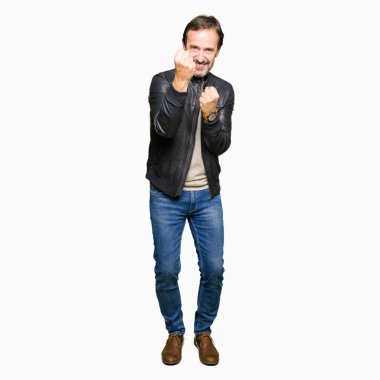 Siyah deri giyen orta yaş yakışıklı adam ceket yumruk savunma hareketi, kızgın ve üzgün yüz, sorunu korkuyor ile savaşmaya hazır