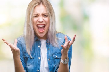 Sarışın genç kadın izole arka plan çılgın ve kızgın bağırarak ve agresif ifade ve silah kaldırdı bağırıyor. Hayal kırıklığı kavramı.