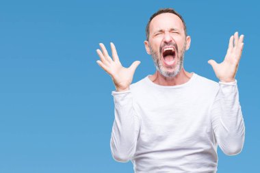 Arka plan deli kutluyor üzerinde beyaz t-shirt giyen orta yaş ağarmış komuta sizde izole ve crazy arms ile başarı için kaldırdı ve heyecanlı çığlık gözler kapalı. Kazanan kavramı