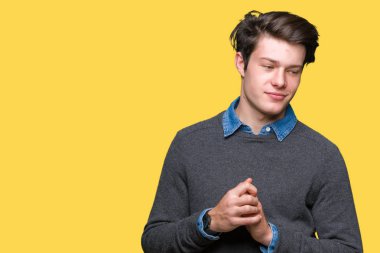 Genç yakışıklı zarif adam izole arka plan el ele tutusun ve rahat ve neşeli gülümseyen parmak çarpı işareti. Başarı ve iyimser