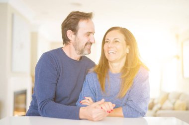 Birlikte evde oturan romantik orta yaş kaç