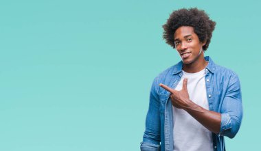 Afro Amerikalı adam izole arka neşeli bir gülümseme ile el ve parmak kadar kameraya bakarak yüzündeki mutlu ve doğal ifade ile yan ile işaret yüz üzerinden.