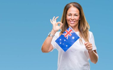 Avustralya bayrağı parmak, mükemmel sembolü ile ok işareti yapıyor izole arka plan üzerinde tutan orta yaş İspanyol kadın