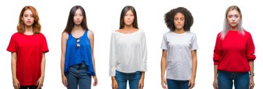 Yüzünde ciddi bir ifade ile izole arka plan üzerinde güzel Çin, Asya, Afrika kökenli Amerikalı, beyaz kadın grubu kolaj. Basit ve doğal kameraya bakıyor.