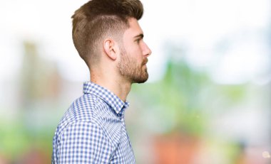 Genç yakışıklı bussines adam tarafa bakan sakin ol kendine güvenen gülümseme ile doğal yüz pozuyla profili.