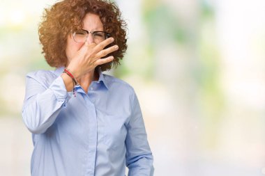 Gözlük takan bir şey pis ve iğrenç kokulu izole arka plan, dayanılmaz koku, holding nefes burun parmaklar ile güzel orta ager üst düzey businees kadın. Kötü kokuyor kavramı.