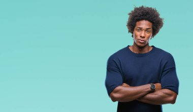 İzole arka plan şüpheci ve sinir, onaylamayan ifade yüz çapraz kolları üzerinde Afro Amerikan adam. Negatif kişi.
