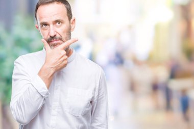 Orta yaş emin çapraz kollar ve çeneme kaldırdı el ile gülümseme ile kameraya bakarak izole arka plan üzerinde ağarmış komuta sizde. Pozitif düşünce.