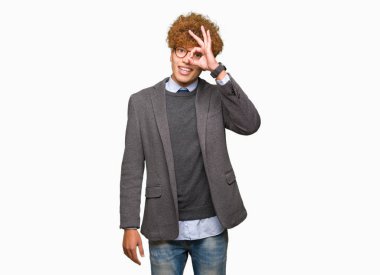 Genç yakışıklı iş adamı ile gülümseyen, parmakları ile mutlu yüz üzerinden seyir göz el ile ok jest yapıyor gözlüklü afro.