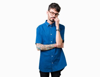 Seyir yorgun ve bıkkın ile depresyon sorun Çapraz kollar ile izole arka plan düşünme üzerinde gözlük takan genç yakışıklı adam.