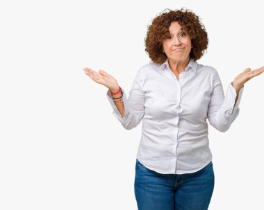 Güzel orta ager üst düzey businees kadın izole arka plan clueless ve şaşkın bir ifadeyle kollar ve eller kaldırdı. Şüphe kavramı.