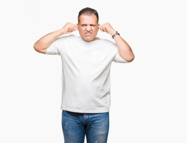 Orta yaş Arap adam wearig izole arka plan gülen çekerek üzerinde beyaz t-shirt parmaklarıyla, komik jest kulaklar. Seçmelere sorun