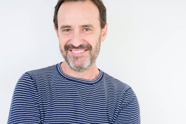 Kameraya bakarak çapraz silah ile gülümseyen izole arka plan mutlu yüzüne yakışıklı komuta sizde. Olumlu bir kişi.