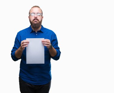 Gözlük takan ve acımak yüz ciddi düşünüyorum üstünde kendine güvenen bir ifade ile izole arka plan üzerinde boş kağıt tutan genç hipster adam