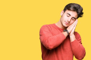 Yakışıklı delikanlı uyku yorgun hayal ve ellerle birlikte poz ile kapalı gözler gülümseyen izole arka plan üzerinde.