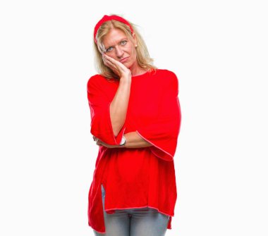 Orta yaş sarışın kadın izole arka plan düşünme seyir üzerinde yorgun ve sıkılmış çapraz silah depresyon sorunları ile.