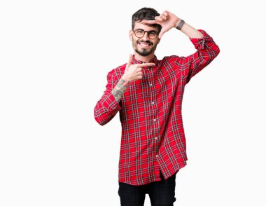 Elle yapma çerçeve ve parmakları ile mutlu yüz gülümseyen izole arka plan üzerinde gözlük takan yakışıklı delikanlı. Yaratıcılık ve Fotoğrafçılık kavramı.