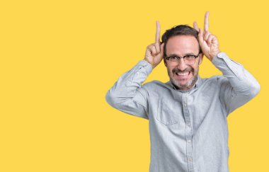 Neşeli gülümseyen yakışıklı orta yaş zarif komuta sizde tavşan kulakları komik ve çılgın baş parmaklar ile poz izole arka plan üzerinde gözlük