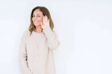 İzole arka plan Waiving Merhaba mutlu güzel orta yaş kadın ve gülümseyen, dostça karşılama jest