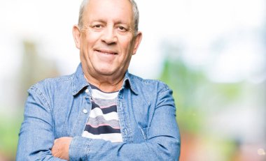 Denim ceket ile mutlu yüz gülümseyen giymiş yakışıklı komuta sizde silah kameraya bakarak geçti. Olumlu bir kişi.